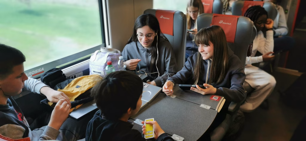 Studenti che giocano sul treno